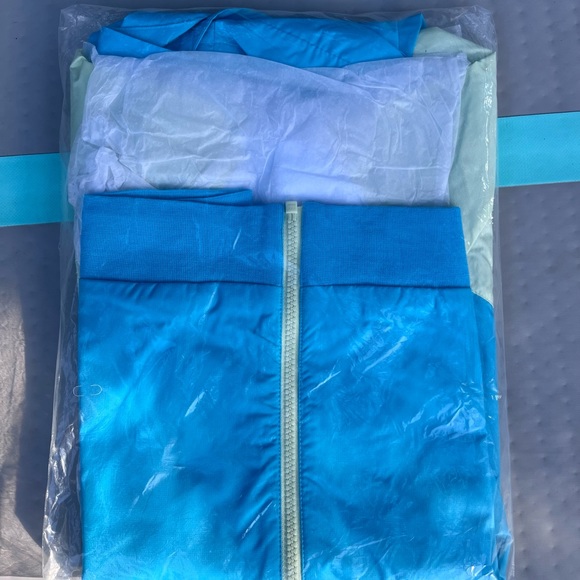 NWT NIKE Lightweight Windrunner Jacket ~ Kids Size 14-16 and 10-12 - Picture 3 of 3